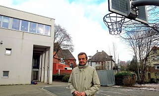 Martinschulleiter Markus Spiekermann sieht keinen Gewinn durch einen offenen Schulhof - und sorgt sich um einen zweiten Basketballkorb, der hinter ihm, gut drei Meter vor der Wand aufgebaut werden soll. - Kurt Ehmke
