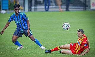 Kapitän Ron Schallenberg (r.), hier im Duell gegen Ajax-Akteur Mohammed Kudus, trifft mit dem SCP am Samstag erneut auf Amsterdam. - Sarah Jonek