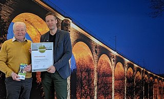 Bürgermeister Matthias Möllers dankt Wegewart Ulrich Böger für seine Arbeit. - Gemeinde Altenbeken