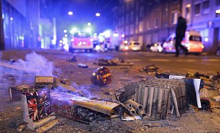 Auf etlichen Straßen im ganzen Land, hier in Düsseldorf, sammelte sich nach der Silvesternacht der Müll von Böllern. - dpa