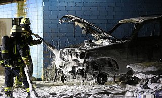 In der Silvesternacht gehen um 0.39 Uhr vier Autos auf dem Gelände einer Kfz-Werkstatt an der Eckendorfer Straße in Flammen auf. - NW