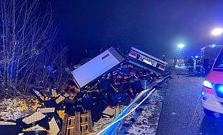 Auf der A44 verunglückte ein polnischer Lastzug auf glatter Fahrbahn und überschlug sich. - Feuerwehr Marsberg