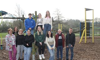 Jaqueline Lauf und Susanne Flade-Brune (1. u. 2. v. l.) sowie Sven Hagemeier und Andreas Bredenkötter (2. u. 1. v. r.) berichten zusammen mit den Bufdis Annemarie Ötting, Tina Klein, Julia Grackiewicz, Nika Amamou (1. Reihe) und Finn Krietenstein, Celia Suckau und Pia Marie Rose (2. Reihe) über ihre Erfahrungen im Bundesfreiwilligendienst. - Klaus Frensing