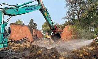Ein Bagger zieht das Stroh auseinander: Am 28. August war im Borgentreicher Ortsteil Körbecke eine Feldscheune abgebrannt. Die Feuerwehr war noch Tage später mit Nachlöscharbeiten beschäftigt. Foto: Feuerwehr Borgentreich - Feuerwehr Borgentreich