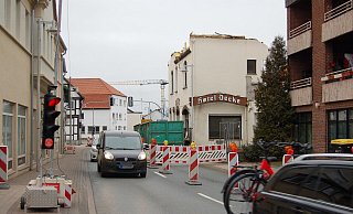 Voraussichtlich bis Freitag: Eine Ampelanlage regelt den Verkehr auf der B 65 im Bereich Deeke. - Sandra Spieker