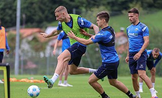Stürmer Felix Platte (l., mit Martin Ens und Marcel Hoffmeier) steht wieder auf dem Trainingsplatz. - Oliver Krato