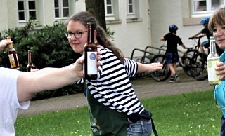 Wie man mit einer Flasche Bier und einer Yogamatte im Grünen am besten entspannt, zeigte Beate Göke (links) beim Steinheimer Bierfest gleich vier mal. Das ließ sich auch Marita Kaufmann, Vorsitzende der Jungen Kultur (rechts), nicht entgehen. - Madita Schellenberg