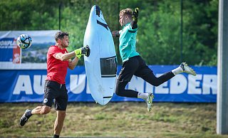 Arminia Bielefelds neuer Torwarttrainer Steffen Süßner (l.) fordert Jonas Kersken im Training. - Sarah Jonek