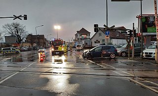 Der Opel schleuderte bis knapp vor die Schranken des Bahnübergangs auf der Detmolder Straße. - Marc Schröder