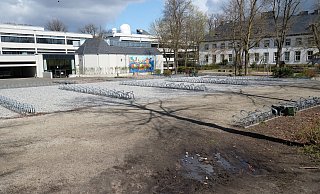 Viel Platz für viele Fahrräder gibt es am Gymnasium Schloß Neuhaus. Der Schulhof soll in den nächsten beiden Jahren gründlich neu gestaltet werden. - Hans-Hermann Igges