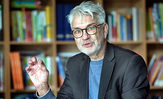 „Abitur kann für manche auch eine Illusion sein“, sagt Berthold Steier (64). Seit 2008 arbeitet der Bielefelder an der JKG in Gütersloh. Seither ist er verantwortlich für die Studien- und Berufsorientierung in der Oberstufe. - Andreas Frücht