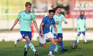 Der offensive Wiedenbrücker Mittelfeldspieler Junis Makki im Duell mit dem Schalker Kapitän Mattes Hansen. Foto: Daniel Bremehr - Daniel Bremehr