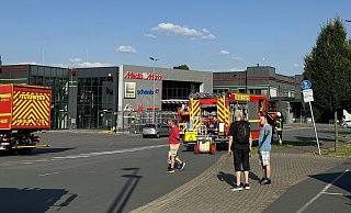 Die Feuerwehr rückte mit mehreren Fahrzeugen zum Einkaufszentrum in Schildesche aus. - NW