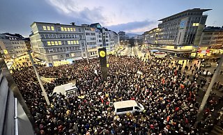 Etliche Menschen sind bereits auf dem Bielefelder Jahnplatz zusammengekommen, um gegen Rechtsextremismus zu demonstrieren. - Mike-Dennis Müller
