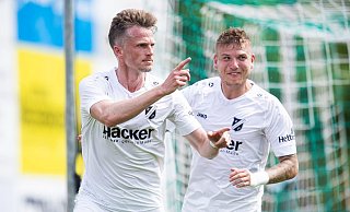 Anführer auf dem Platz: Am Ende einer langen Saison zeigte sich auch Kapitän Daniel Flottmann (l.), hier mit Mirko Schuster, weitgehend zufrieden. - Noah Wedel