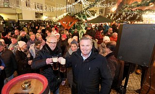 Beim letzten Weihnachtsmarkt übernahmen Bürgermeister Tim Kähler r.) und Peter Lohmeyer von der Herforder Brauerei auf dem Gänsemarkt den Fassanstich. - Frank-Michael Kiel-Steinkamp