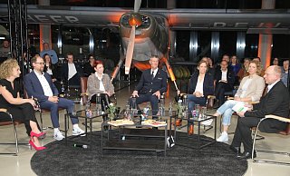 Moderatorin Simone Böhmer, Ralf Pahlsmeier, Vizepräsident Kreissportbund, Anja Burg, Leiterin ASD-Team, Ulrich Ettler, leitender Polizeidirektor, Miriam Kehne von der Kinder-und Jugendforschung im Sport, Kriminalhauptkommissarin Katja Klinghardt und Landrat Christoph Rüther, der auch als Talkmaster fungierte. - Johannes Büttner