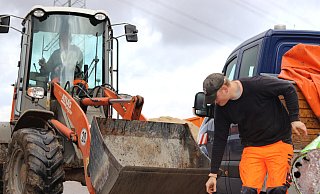 Auch schweres Gerät wie dieser Bagger gehört zum Fuhrpark des Bauhofs. - David Knapp