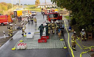 Der Bereich rund um die Firma wurde für die Arbeiten der Feuerwehren komplett gesperrt. - FFW Warburg