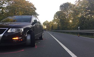 Bei dem Unfall in einer lang gezogenen Kurve wurden alle Fahrzeuge beschädigt. - Feuerwehr Paderborn