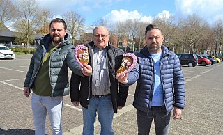 Gino, Robert und Marc Petter (v.l.n.r.) am Maspernplatz, wo in Kirmeszeiten normalerweise der Auto-Scooter stehen würde. - Peter Heidbrink
