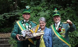 Der neue König Wolfgang Pladwich (v.l.) präsentiert mit seiner Frau Annette und Markus Husemann, dem Hauptmann der Marktkompanie, die Überreste des Holzvogels. - Moritz Jülich