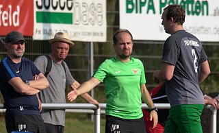 Dornbergs sportlicher Leiter Thies Kambach (mit Hut) konnte Co-Trainer Michael Zozmann (l.) und Chefcoach Jens Horstmann weiter an den TuS binden. Foto: Peter Unger - Peter Unger