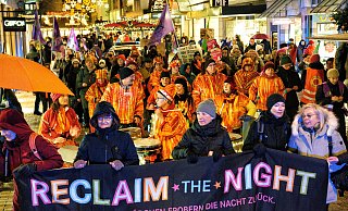 Lautstark erobern sich Frauen bei der "Reclaim the Night"-Demo die Nacht zuück. - Michaela Heinze