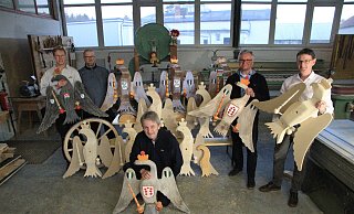 Ralf Kleine, Oberst der Sebastiöner Büren (v.l.), Stefan Feindt, Schützenkönig der Sebastiöner, Vogelbauer Andreas Vogt, Andreas Köchling, Oberst der Bürgerschützen Büren, und Andreas Hüser, Heimatschützverein Weiberg. - Johannes Büttner