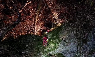20 Meter müssen sich die Höhenretter in die Tiefe hinab abseilen. Auf dem selben Weg muss der Verletzte anschließend in einer speziellen Trage nach oben gezogen werden. - Feuerwehr Porta/Michael Horst