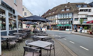 Gerade im Sommer sitzen viele Gäste gerne draußen, in der Höxteraner Innenstadt kann es derzeit eng für Fußgänger werden. Wird der vorgegebene Abstand hier auch dauerhaft eingehalten? - Sonja Vollmer