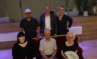 Die beiden Moderatoren Holger Winkelmann (hinten l.) und Stefani Josephs (hinten r.) nahmen gemeinsam Landrat Christoph Rühter sowie Studentin Elena Stieghorst (vorne, v.l.), Zeichner Roland Bauer und Wirtin Simone Schneider ins Riemeke-Kreuzverhör. - Systemadministrator