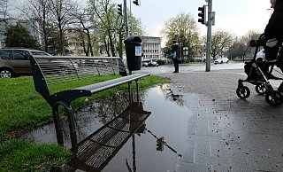 Schauerwetter verwandelt das Stadtbild wie hier am Detmolder Tor in Paderborn zuweilen in eine ziemlich nasse Gegend. - Hans-Hermann Igges