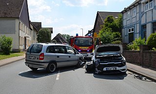 Auf der Bundesstraße 64 in der Höxteraner Ortschaft Godelheim stießen am Mittwochmittag mehrere Fahrzeuge zusammen. - Nicole Fischer