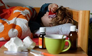 Der Fiebersaft für Kinder ist aktuell knapp, aber nicht das einzige Mittel gegen Fieber. - picture alliance / Frank May