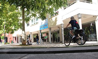 Die Comic-Bar am Linnenbauerplatz hat überraschend früher geschlossen als geplant. Kunden stehen vor verschlossenen Türen, ein Aushang weist auf den Umstand hin. - Susanne Blersch