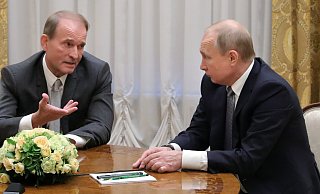 Ein Internetportal soll prorussische Propaganda in Europa verbreitet haben. Hinter der Aktion soll unter anderem der Oligarch Viktor Medwedtschuk (l.) stecken, hier mit dem russischen Präsidenten Wladimir Putin. - Mikhail Klimentyev/Pool Sputnik Kremlin/AP/dpa