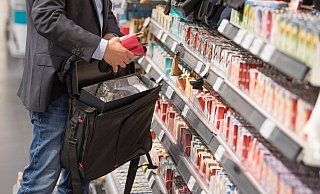 Auch mit Hilfe eines präparierten Koffers überlisten Ladendiebe die Sicherungsetiketten an der Ware. Foto: Boris Roessler/dpa - Roessler/dpa