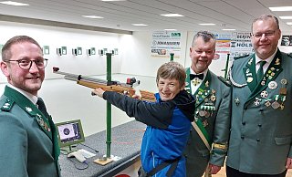 Jerome Weber, Schießmeister der Klausheider Kompanie (v.l.), Oberstleutnant Ingo Buschmeier und Oberst Ralf Mersch freuen sich über die Ziel- und Treffsicherheit von Heidi Griffis. - Regina Brucksch