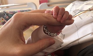 Das Perlenarmband mit dem jeweiligen Nachnamen wird schon seit vielen Jahren von den Hebammen im St.-Ansgar-Krankenhaus für die Neugeborenen aufgefedelt. - Nicole Fischer