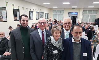 Neujahrsempfang der Muslime: Imam Ali Sekcin (v.l.), stellv. Landrat Hans-Bernd Janzen, stellv. Bürgermeisterin Sabine Kramm, Schura-Sprecher Emin Özel sowie Mehmet Bozkurt, Vorsitzender des Islamischen Zentrums. - Birger Berbüsse