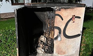 Ein Kabelverteilerschrank fing wetterbedingt Feuer. Die Folge: Stromausfälle in einigen Höxteraner Straßen. - Feuerwehr Höxter Ein Kabelverteilerschrank fing wetterbedingt Feuer. Die Folge: Stromausfälle in einigen Höxteraner Straßen. - Feuerwehr Höxter