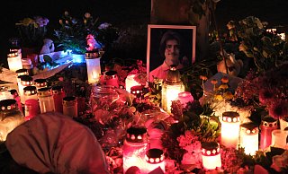 Am Tatort haben Menschen Blumen abgelegt und Kerzen angezündet. Die Anteilnahme ist weiter groß. Foto: - Ulf Hanke