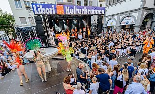Die Querschläger bringen brasilianisches Flair auf den Rathausplatz. - Besim Mazhiqi