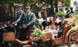 Im flotten Tempo per Kutsche und im Sonnenschein kommen Steinheims junge Majestäten Daniel Eidel und Lea Koch auf dem Marktplatz an. - Madita Schellenberg
