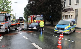 Der BMW fuhr hinten auf einen Lkw auf. Der Fahrer wurde leicht verletzt ins Krankenhaus gebracht. - Anastasia von Fugler