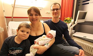 Bruder Milan, Mutter Olesja und Vater Fabian Martinovic freuen sich über die Ankunft des kleinen Eliah. - Björn Kenter