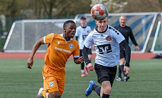 Arminias B-Jugendlicher Mayango Baysah (l.) erzielte beim turbulenten 5:3 über Eintracht Rheine in der Landesliga das 1:0. - Andreas Zobe