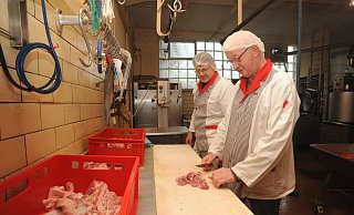Karl-Heinz Spreen (r.) hat sein ganzes Berufsleben in der Leverner Fleischerei Ruwe verbracht. Das große Fachwissen des Gesellen schätzt auch Firmenchef Heinz-Dieter Ruwe. - Joern Spreen-Ledebur