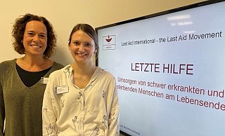 Die Pflegeberaterinnen Bianca Michler (l.) und Fabienne Kuchenbecker leiten den Letzte-Hilfe-Kurs für pflegende Angehörige und Interessierte. - Carolin Nieder-Entgelmeier